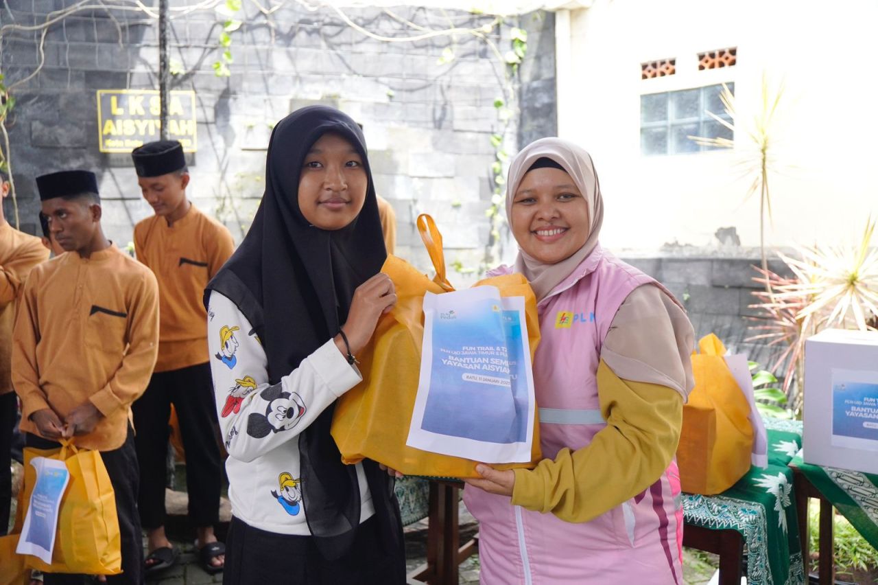 Srikandi PLN Unit Induk Distribusi (UID) Jawa Timur, bekerja sama dengan PLN Icon Plus, berikan santunan kepada para santri dari LKSA Aisyiyah, Sabtu (11/1/2025). (Foto: PLN for Jatimkini)