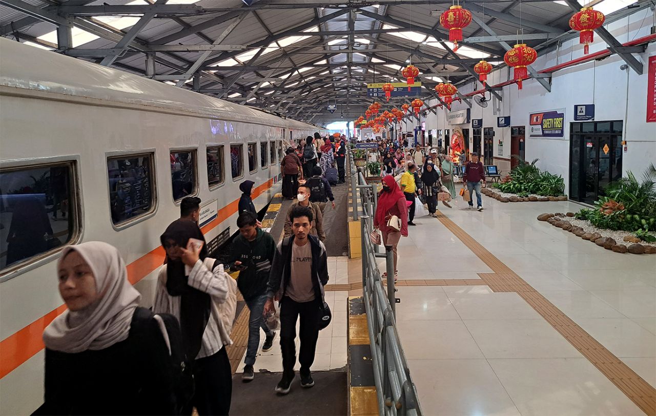 Stasiun Surabaya Pasarturi masih dipadati penumpang kendati jalur Pantura Jawa Tengah dihantam banjir. (Foto: PT KAI Daop 8 for jatimkini)