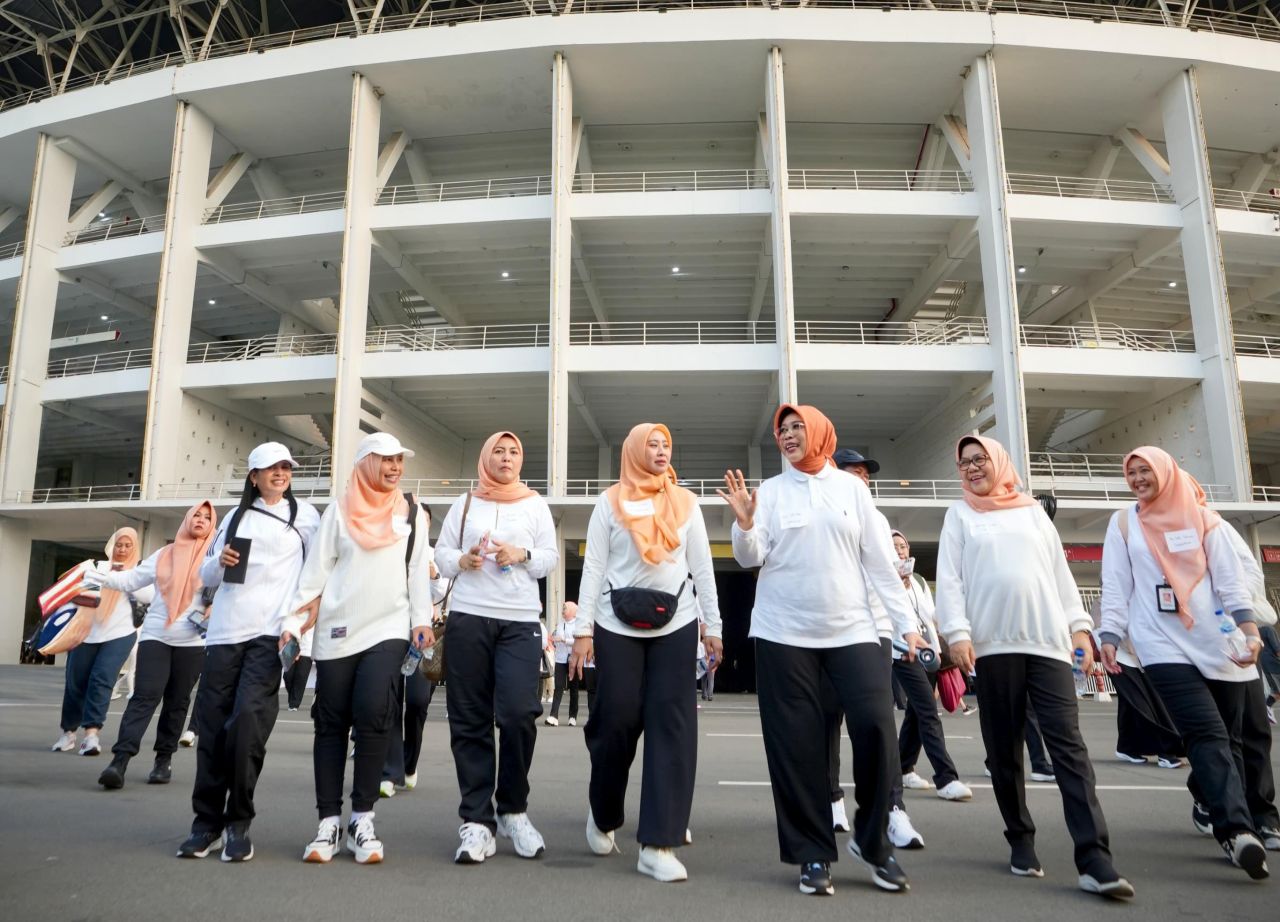 Penasehat Dharma Wanita Kemensos, Fatma Saifullah Yusuf hadir bersama pengurus DWP Kemensos lainnya lakukan santai mengelilingi Stadion GBK ( Foto : Kemensos for Jatimkini.com )