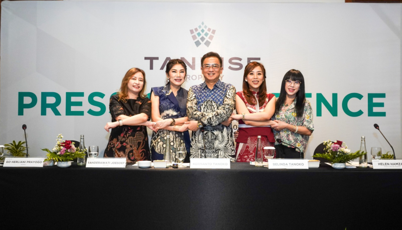 Dirut Tanrise Property Belinda Tanoko (kedua kanan) bersama Tanrise Group. Foto : Tanrise