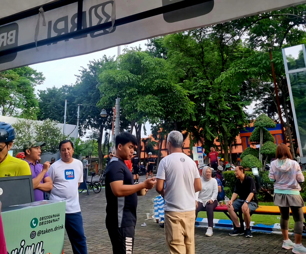 Aktivitas olahraga warga Surabaya dalam kegiatan Tunjungan Loop - Worklife Balance yang digelar BRI HR Muhammad. Foto : BRI