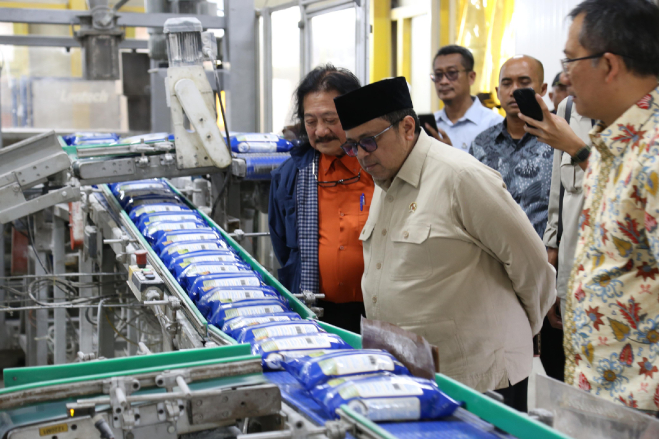 Kepala BPJPH Ahmad Haikal Hassan (kanan) berkunjung ke pabrik tepung terigu nasional PT Indofood Sukses Makmur Tbk Divisi Bogasari Flour Mills. Foto : Bogasari