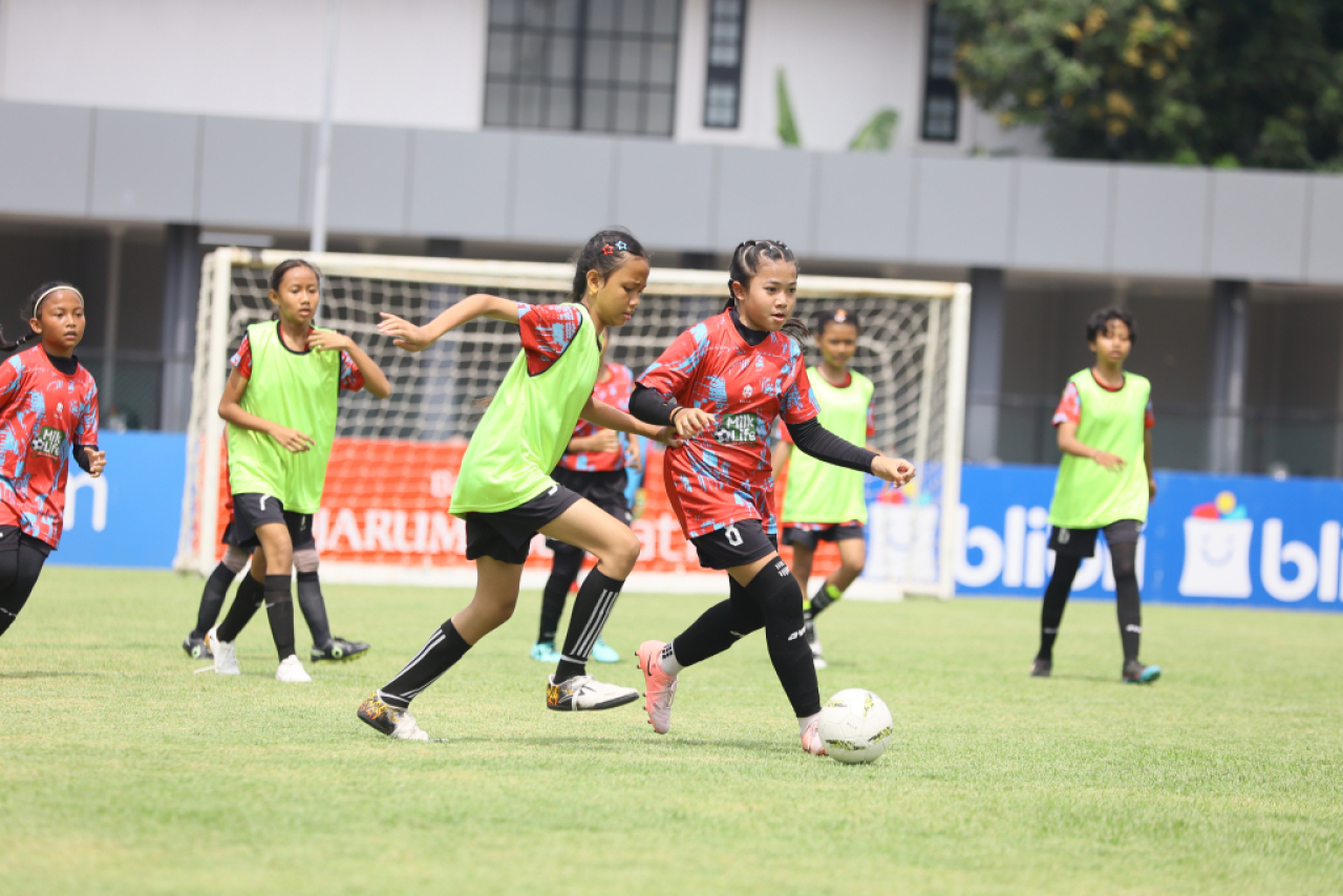 Aksi sepak bola puteri siswi Surabaya dalam MilkLife Soccer Challenge Surabaya 2025. Foto : Djarum Fondation