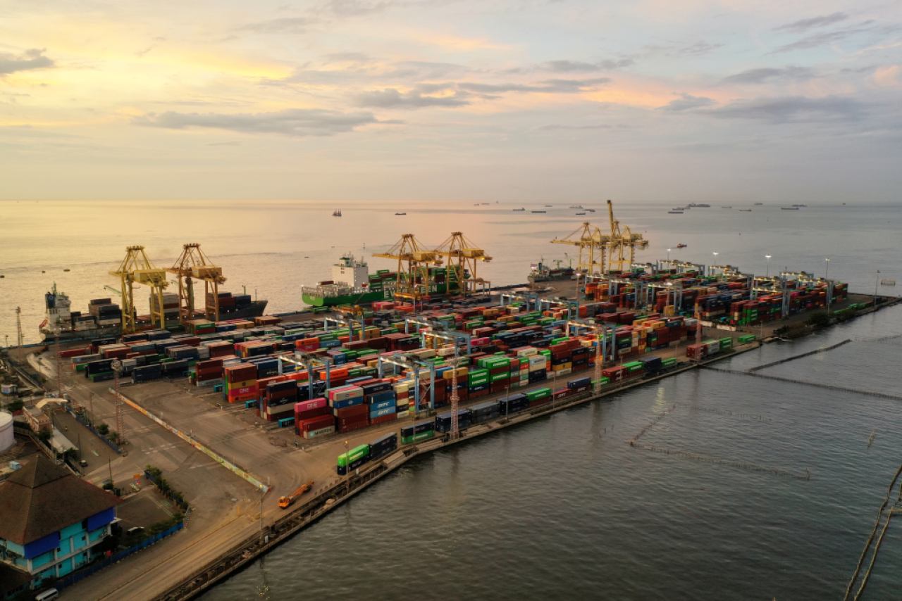 Aktivitas bongkar muat terminal petikemas yang dikelola PT Pelindo Terminal Petikemas. Foto : Pelindo