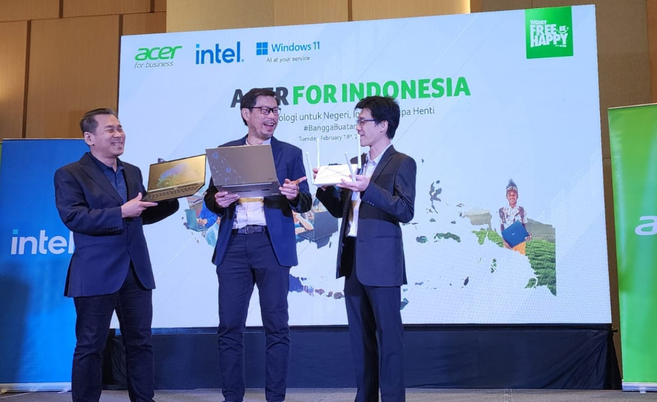 Products & Solutions Director Acer Indonesia, Riko Gunawan (tengah) saat memamerkan sejumlah produk teknologi terbaru Acer kepada media di Surabaya, Selasa (18/1/2025). Foto : Peni Widarti
