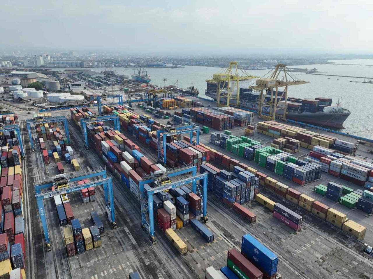 Aktivitas bongkar muat petikemas di Pelabuhan TPK Semarang. Foto : Pelindo Terminal Petikemas