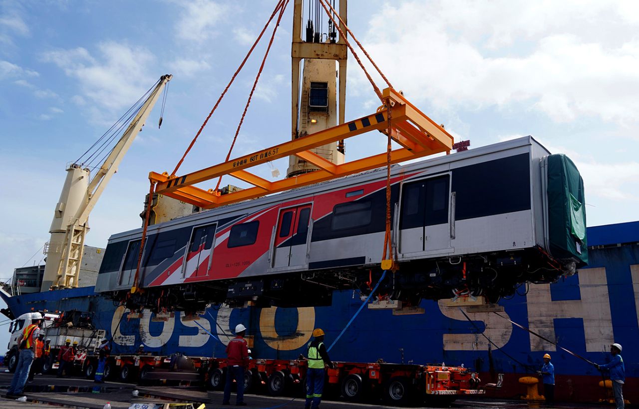 SPMT menurunkan commuter trainset dari kapal Xin Da Qiang di Pelabuhan Tanjung Priok, guna mendukung transportasi publik di Jakarta. (Foto: SPMT for jatimkini.com)