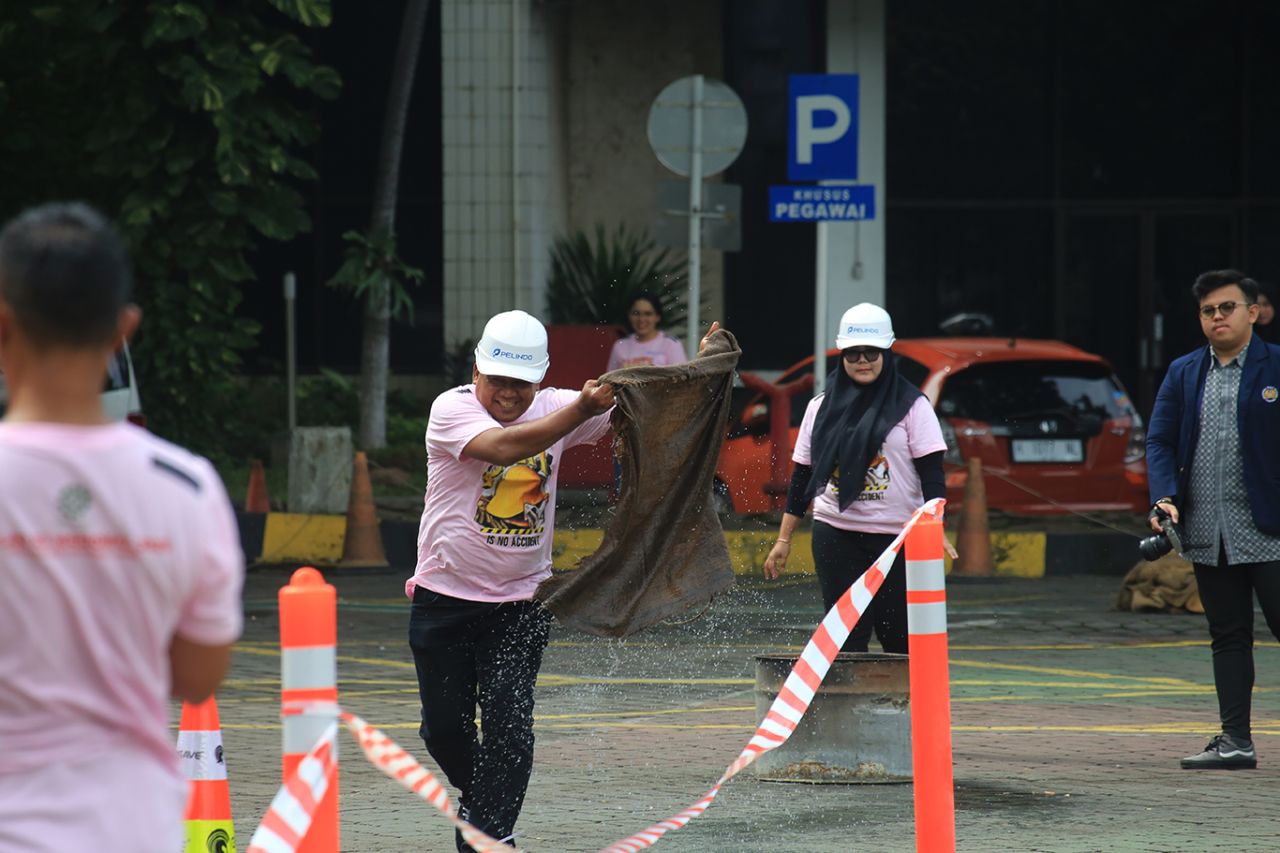 Pegawai pelindo Regional 3 Sub Regional Jawa Mengikuti lomba drill tanggap darurat menyambut Bulan K3 Nasional. (Foto: Pelindo Sub Reg Jawa for jatimkini.com)