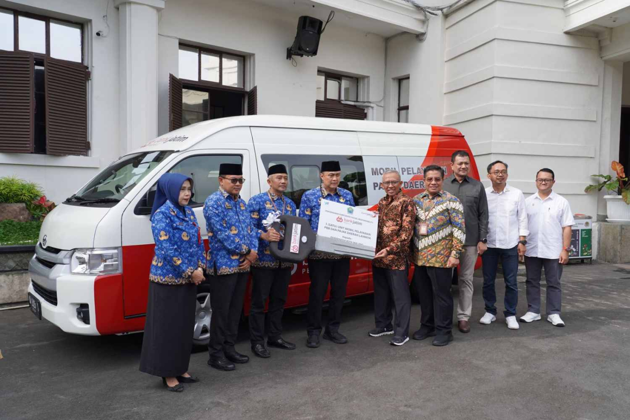 Penyerahan CSR mobil layanan pajak dari Bank Jatim untuk Pemkot Malang. Foto : BJTM