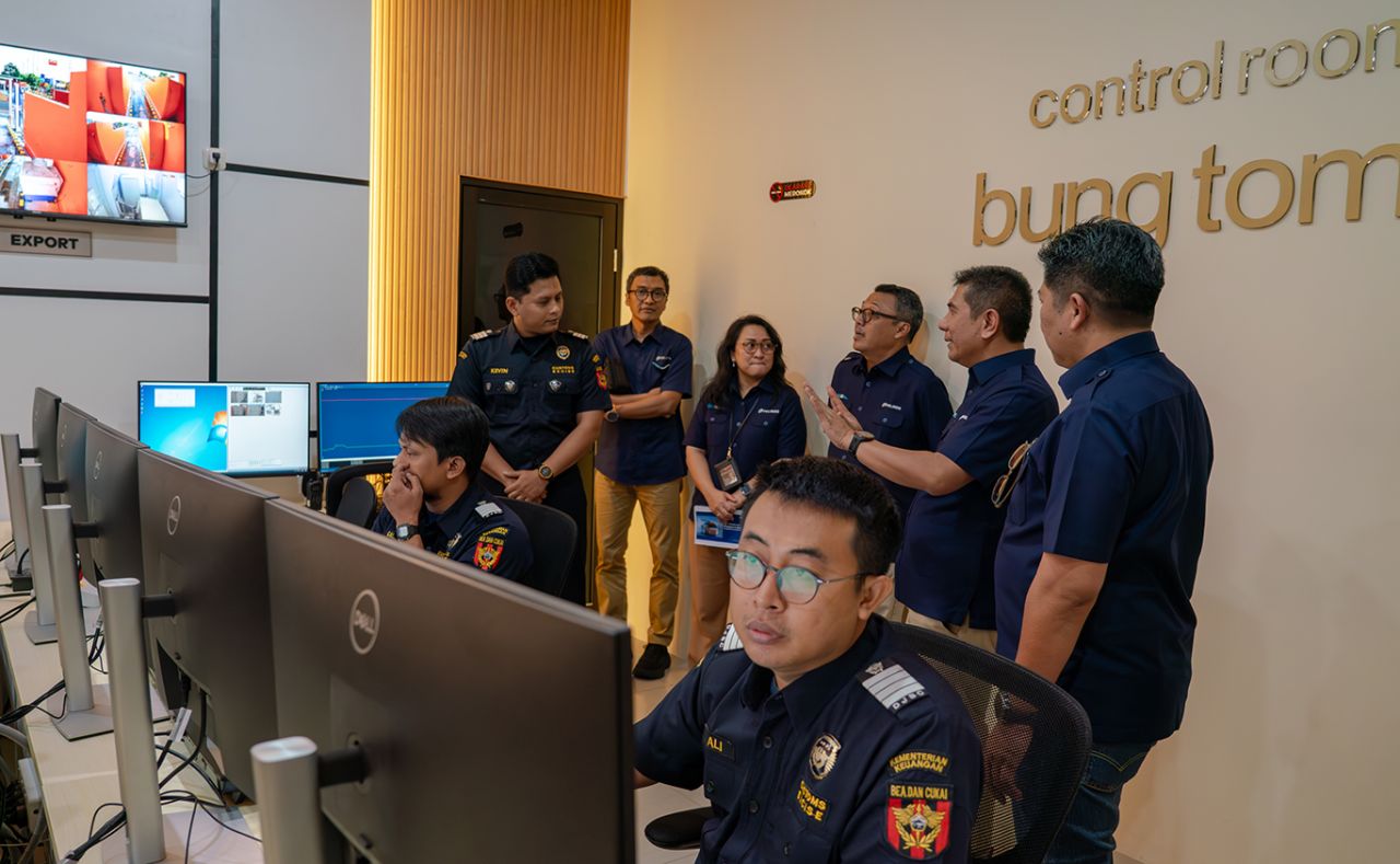Dirut Pelindo, Arif Suhartono didampingi Direktur Pengelola, Pelindo Putut Sri Muljanto dan Dirut SPSL, Joko Noerhudha berbincang dengan tim dari Bea Cukai di Ruang Bung Tomo milik TPS. (Foto: TPS for jatimkini.com)
