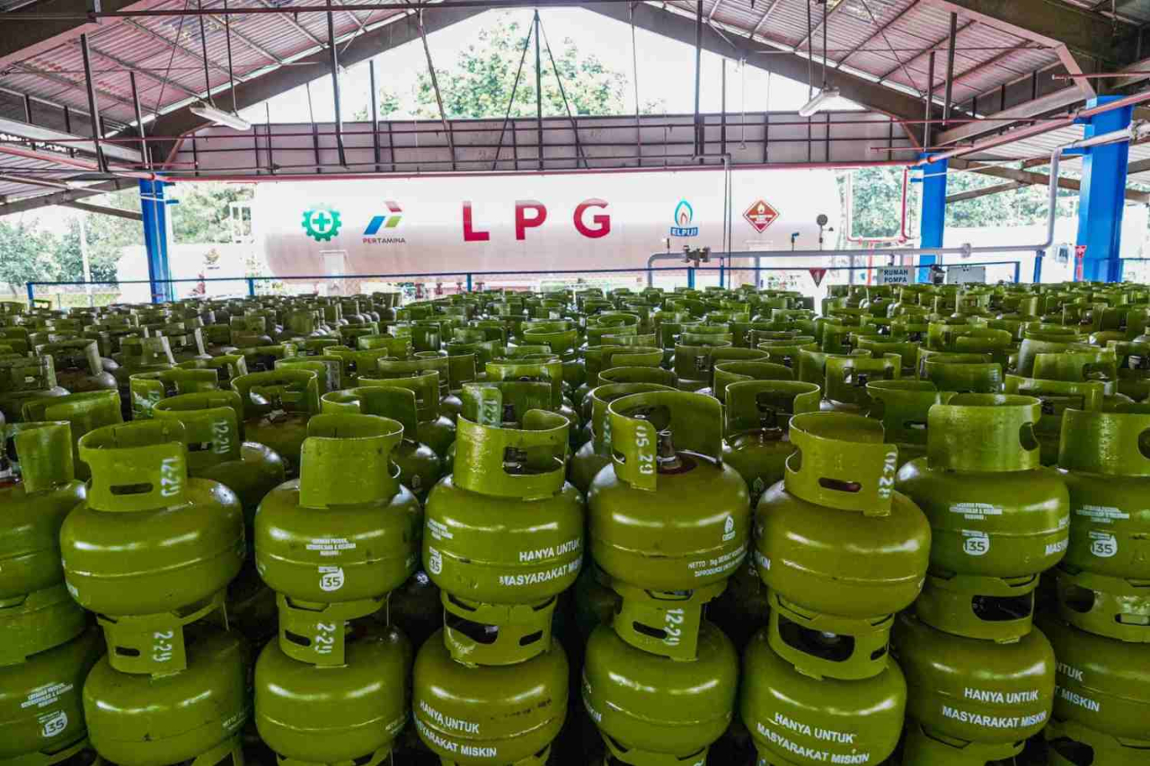 Ilustrasi. Tumpukan tabung LPG subsidi 3kg di pangkalan resmi Pertamina. Foto : Pertamina Patra Niaga