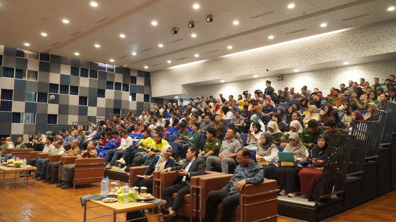 Wakil Ketua DK3P Jatim, Edi Priyanto dalam Seminar, Workshop & Awarding 2025 menyatakan DK3P Jatim terus memperkuat sinergi pemerintah, industri, pekerja dan dunia pendidikan dalam penguatan regulasi, ( Foto : DK3P Jatim for Jatimkini.com )