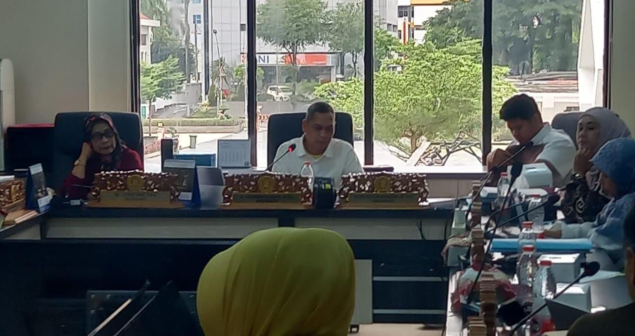 Ketua Komisi D dr. Akmarwarita memimpin rapat dengar pendapat(RDP) di ruang komisi D DPRD Surabaya  ( Foto : Madji for Jatimkini.com )