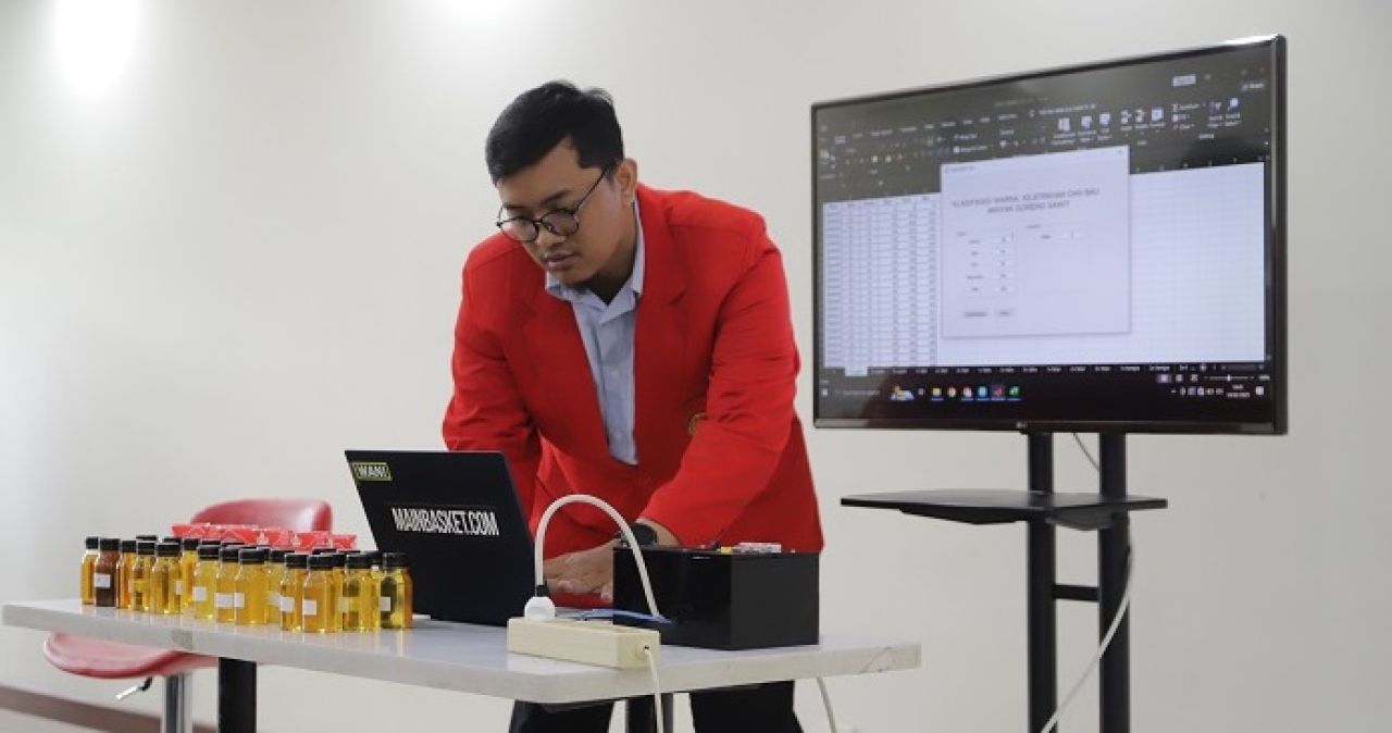 Adhitiya Dwijaya Ariyanto mahasiswa Program Studi Teknik Elektro Universitas 17 Agustus 1945 (Untag) Surabaya berhasil menciptakan alat pendeketesi minyak goreng sawit ( Foto : Dok. SO )