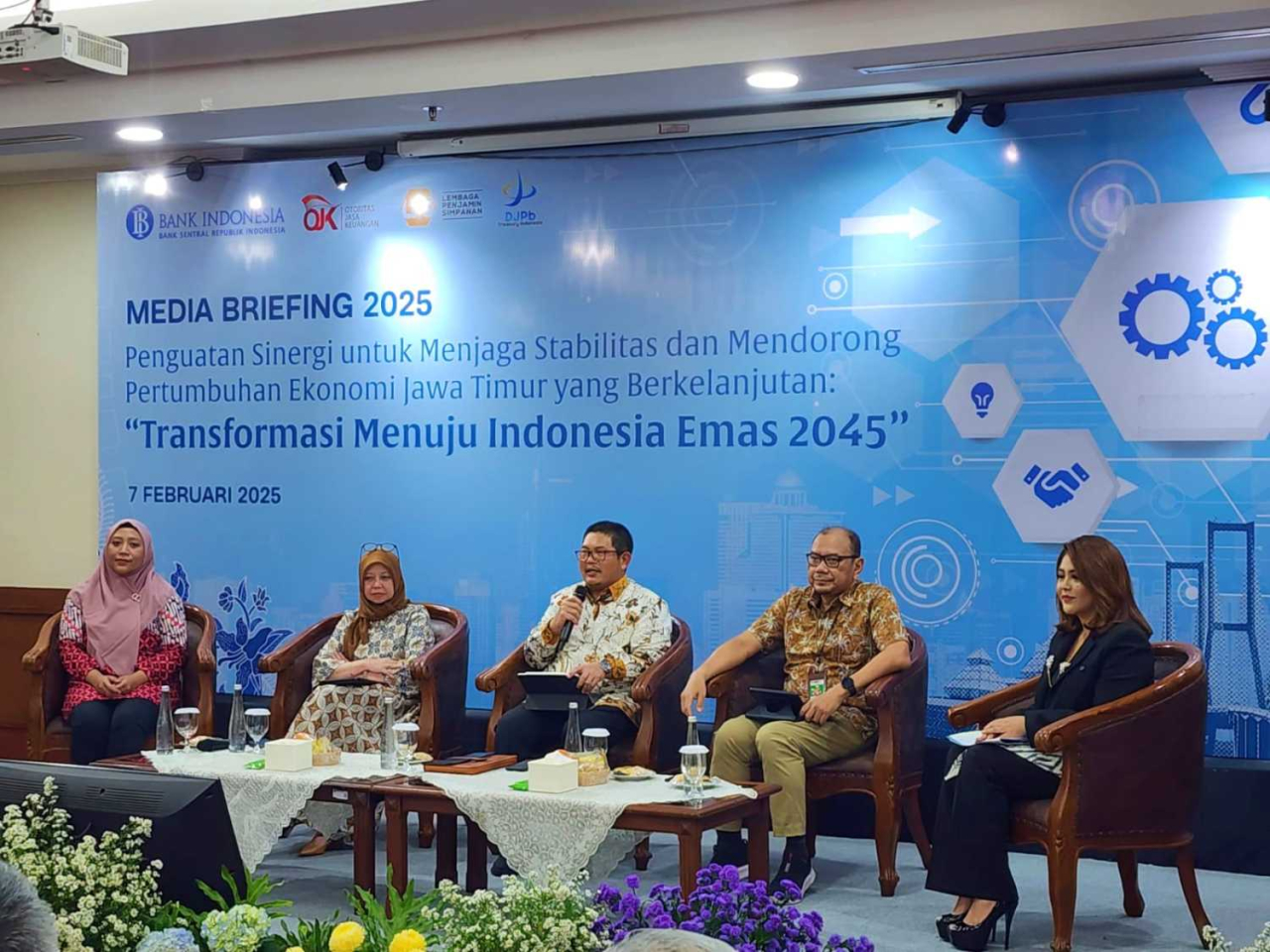 Kepala BI Jatim Erwin Gunawan Hutape (tengah) bersama Kepala OJK Jatim (kedua kiri) dan Kepala Kemenkeu Jatim (kedua kanan) dalam media briefing 2025, Jumat (7/2/2025). Foto : Peni Widarti