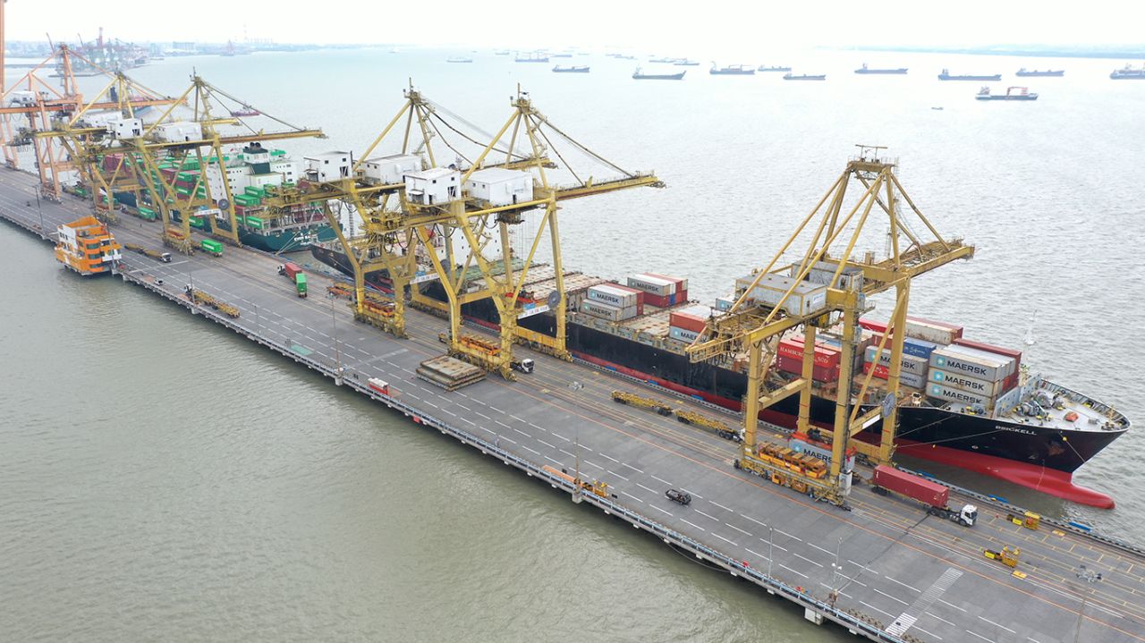 MV. Brickell saat melayani service IN2 di dermaga internasional TPS sekaligus membuka rute baru di tahun 2025. (Foto TPS for jatimkini.com)