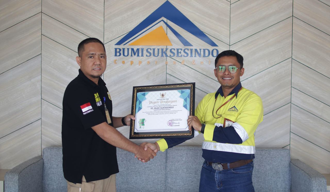 Safety Superintendent BSI, Yan Probo Hanggoro (kanan) menerima penghargaan zero accident dari Disnakertrans Jatim. (foto: MDKA for jatimkini.com)