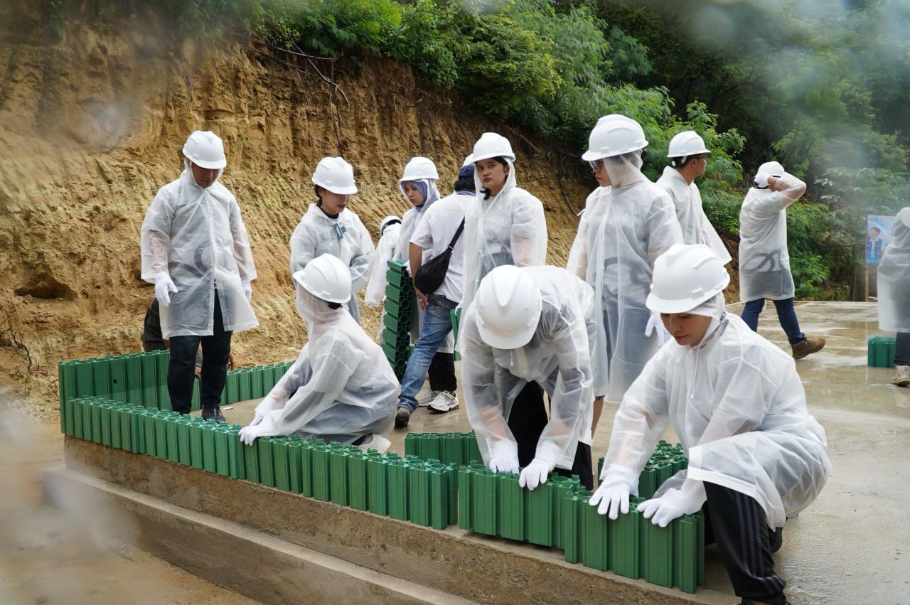 Relawan Bakti BUMN Batch VII bergotong royong bersama warga dalam pembangunan TK menggunakan eco blocks di Kampung Adat Prailiu Kabupaten Sumba Timur, Nusa Tenggara Timur. (Foto: PLN for Jatimkini)