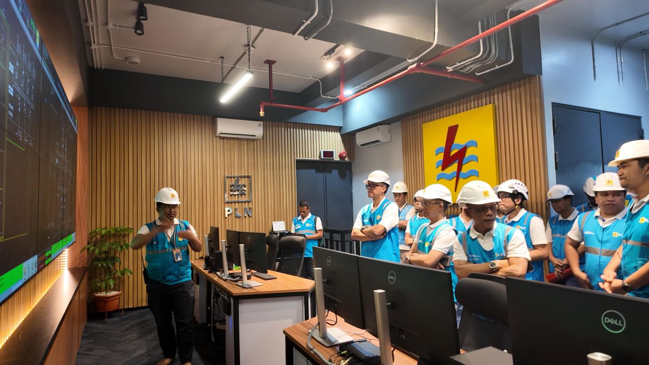 Jajaran Direksi PLN memantau langsung keandalan kelistrikan yang menyuplai Istana Presiden selama pelantikan Kepala Daerah. (Foto PLN for Jatimkini)