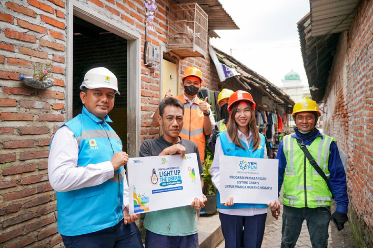 PT PLN (Persero) Unit Induk Distribusi (UID) Jawa Timur kembali menghadirkan program Light Up The Dream (LUTD) dengan menyambungkan listrik bagi 137 masyarakat pra-sejahtera di berbagai wilayah Jawa Timur. (Foto: PLN for Jatimkini)