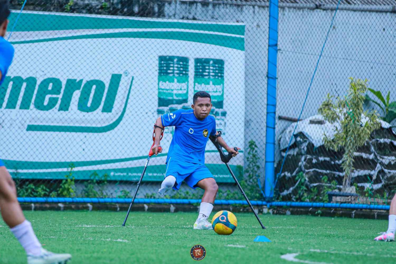 Sirilus Siko kurir disabilitas JNE Skuad Timnas Sepak Bola Amputasi Indonesia. Foto : JNE