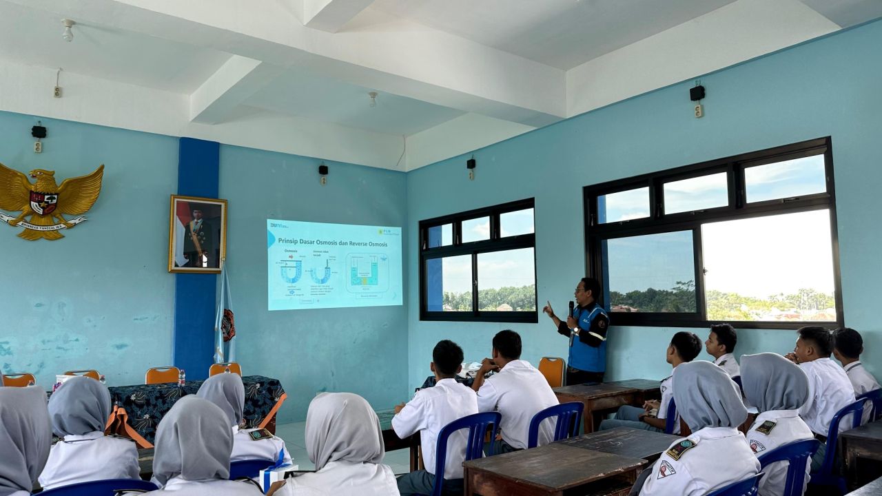 PLN NP UP Brantas menyampaikan materi manfaat mesin Reverse Osmosis di SMK Brantas, Sumberpucung, Kabupaten Malang. Foto: Dok. PLN NP UP Brantas