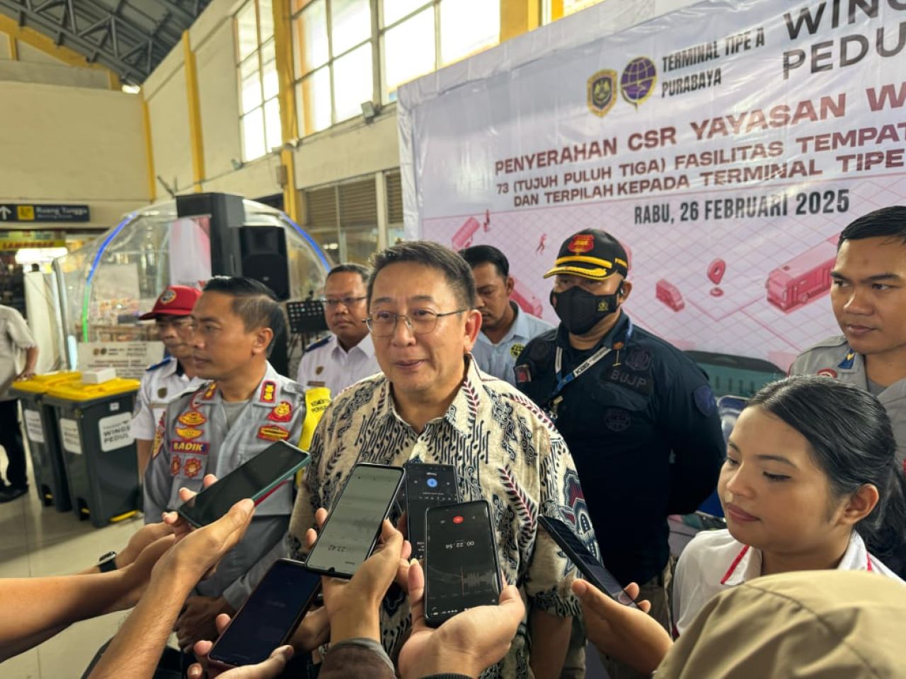 Manager Department General Affair Wings Surya, Muljo Kuntjoro Program yang digagas Yayasan Wings Peduli untuk kepedulian kebersihan di tempat umum salah satunya di Terminal Bungurasih ( Foto : Wings for Jatimkini.com )