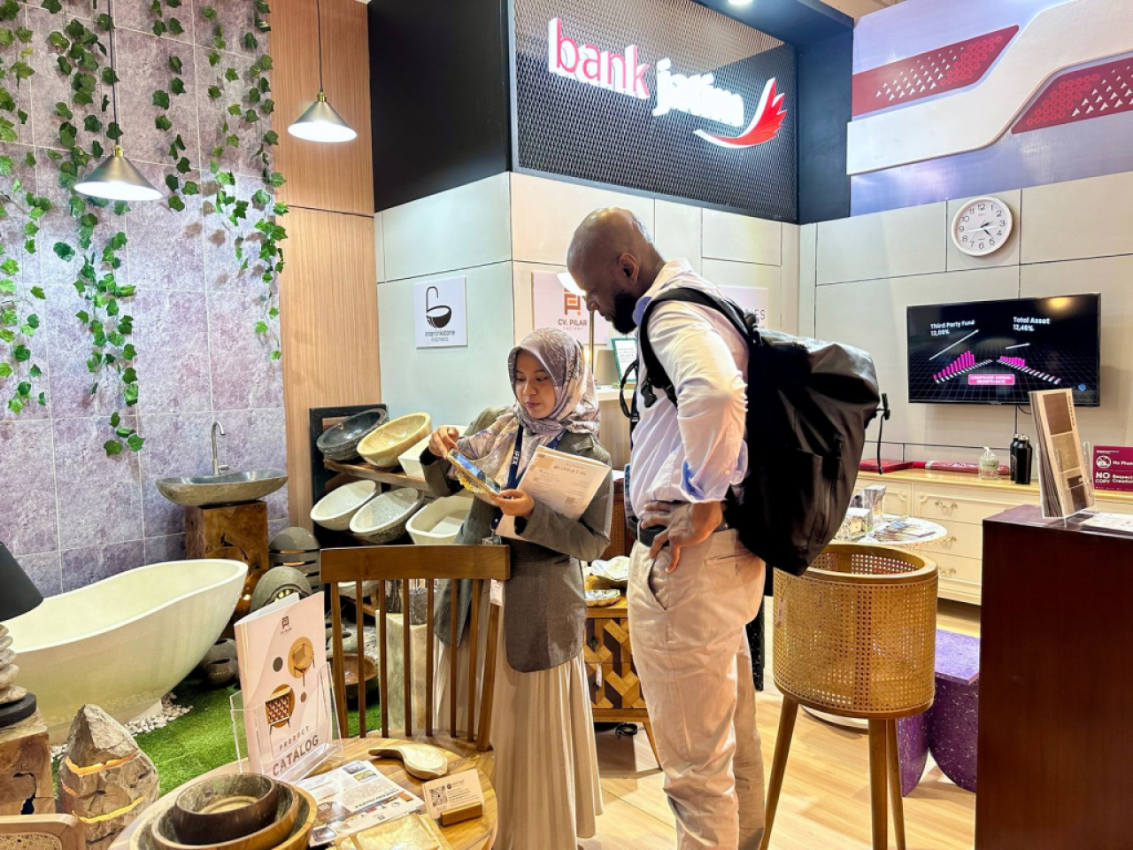 UMKM binaan Bank Jatim mengikuti ajang pameran IFEX 2025. Foto : BJTM