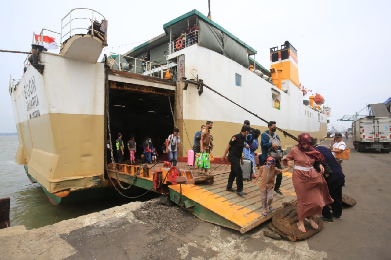 Ilustrasi. Aktivitas arus penumpang kapal di pelabuhan yang dikelola Pelindo Regional 3. Foto : Pelindo
