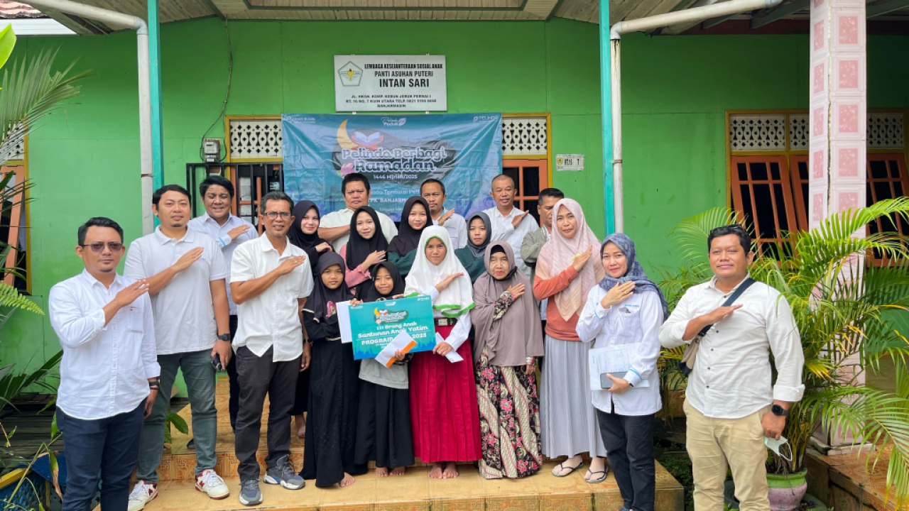 Penyaluran bantuan Ramadan bagi anak yatim yang digelar oleh Pelindo Terminal Petikemas. Foto : Pelindo