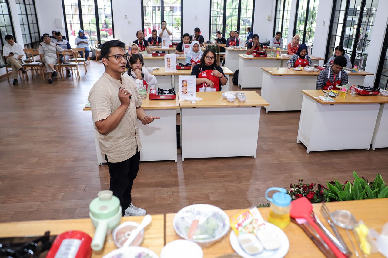 Ahli Gizi dari Universitas Esa Unggul, Nazhif Gifari membagikan tips sehat saat ngabuburit di guest room kantin PT Ajinomoto Indonesia. (Foto-foto: Ajinomoto Indonesia for jatimkini.com)