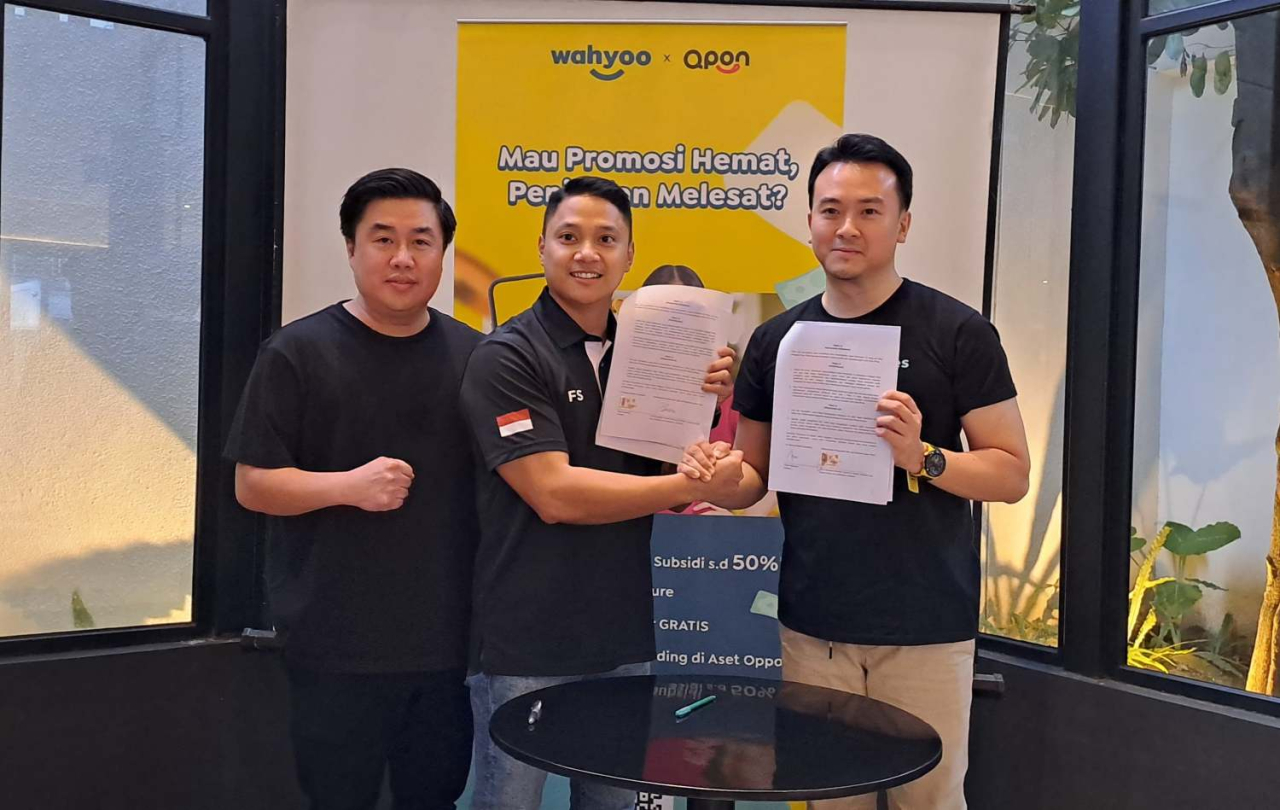 Founder dan CEO Wahyoo Group, Peter Shearer (kanan) dan Ketua Umum Apkrindo Ferry Setiawan (tengah) dalam penandatanganan kerja sama di Surabaya, Jumat (14/3/2025). Foto : ist