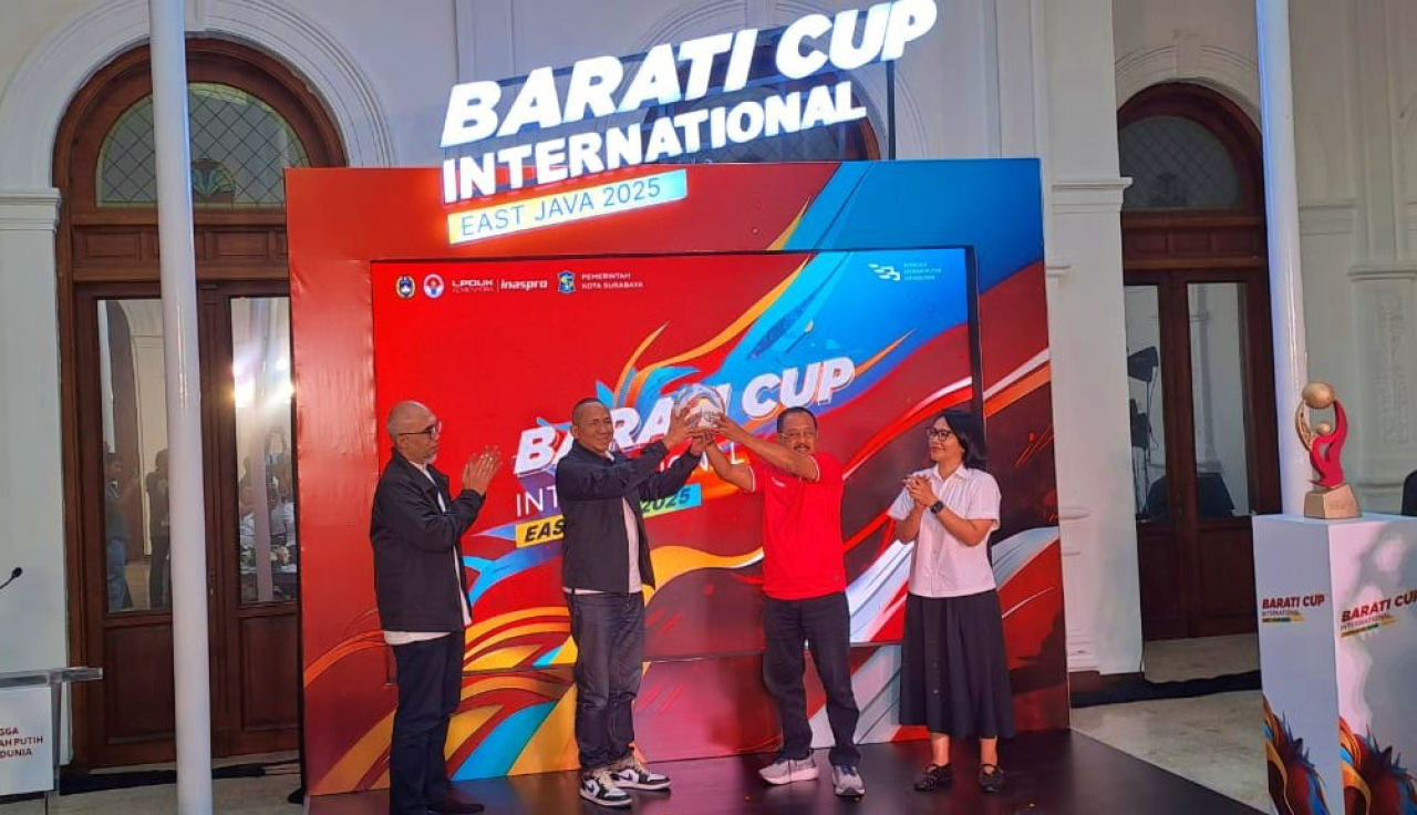 Direktur Barati Mendunia, Krisna W. Marsis (kedua kiri) dan Wakil Walikota Surabaya Armuji (kedua kanan) dalam konferensi pers Barati Cup International 2025 di Alun-Alun Surabaya, Rabu (12/3/2025). Foto : Alvian Yoananta