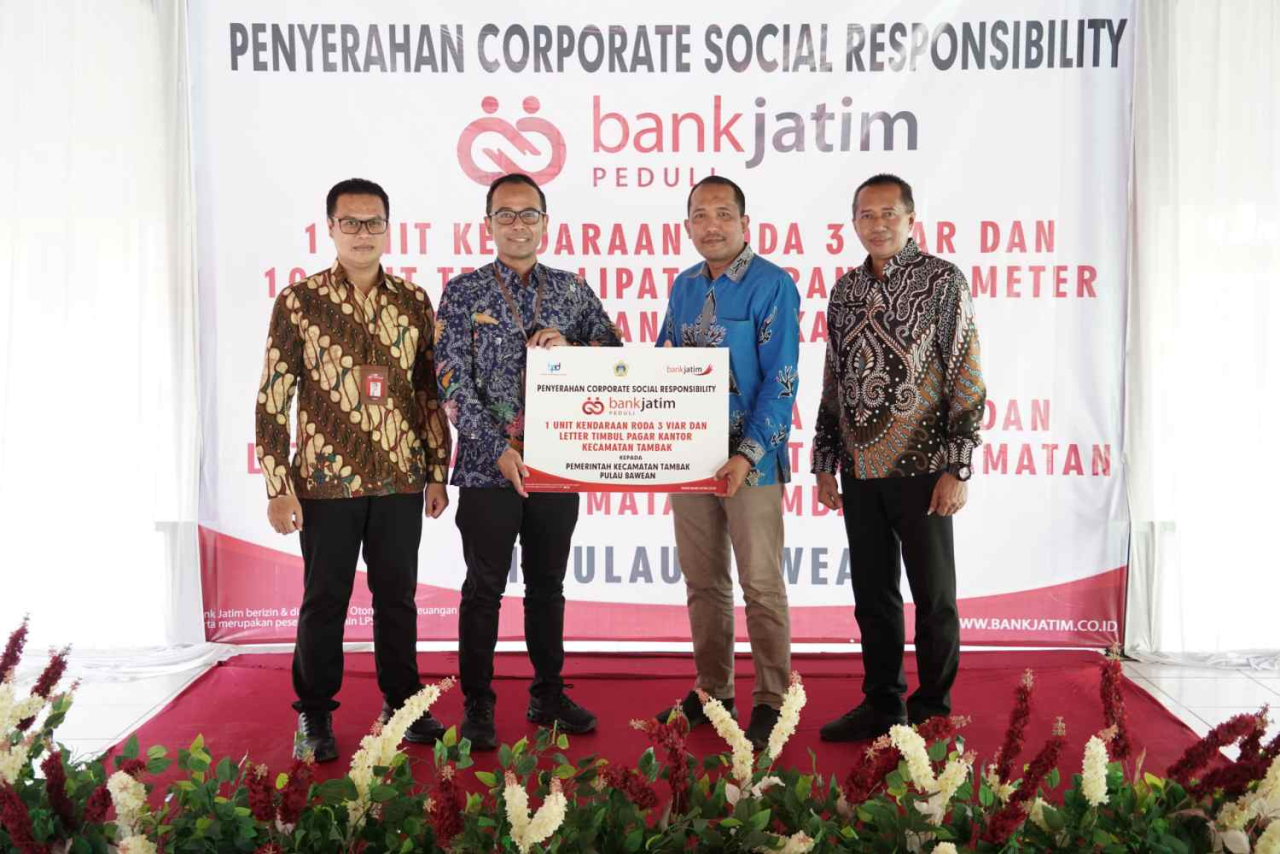 Simbolis penyerahan bantuan CSR Bank Jatim kepada Bawean. Foto : BJTM