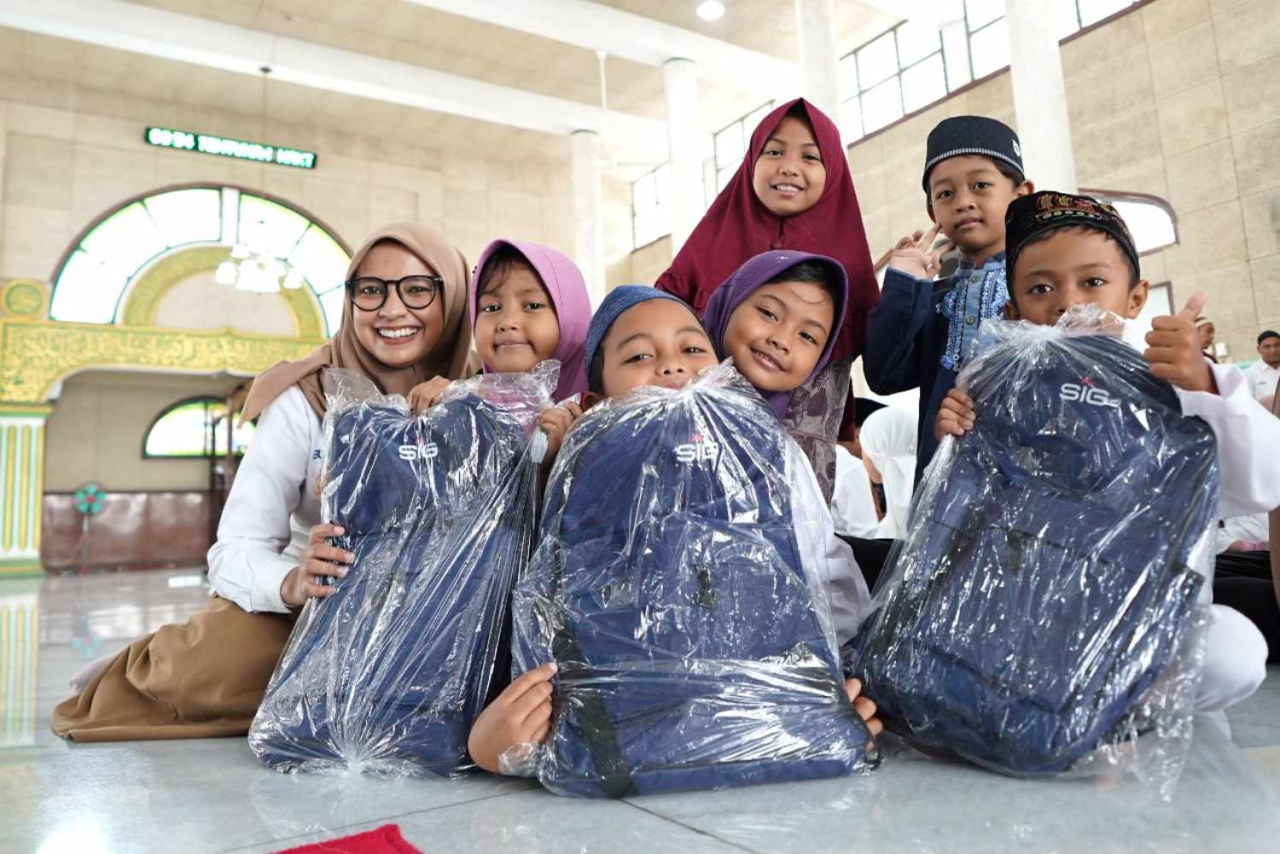 Penyaluran bantuan CSR Ramadan yang digelar SIG di Gresik. Foto : SIG