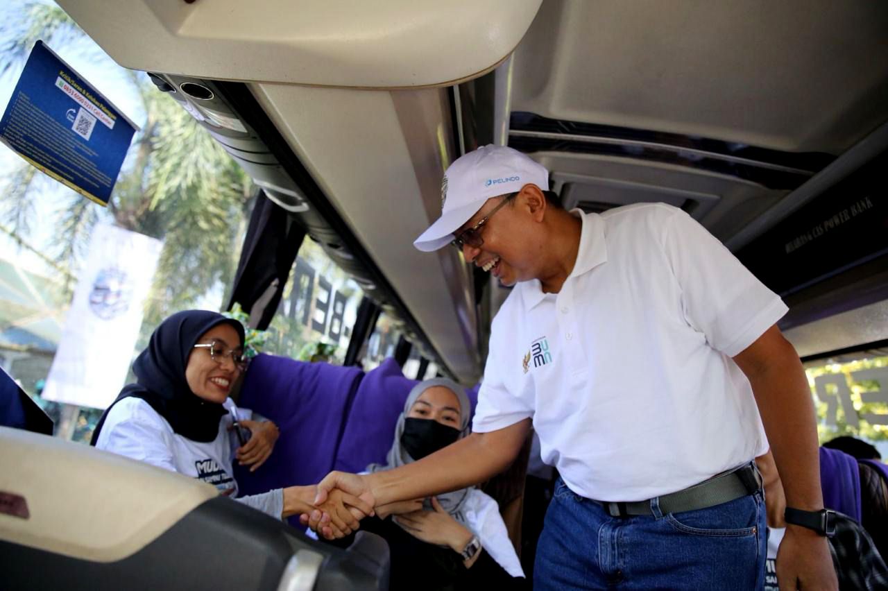 Direktur SDM SPMT, Edi Priyanto melepas peserta mudik gratis angkutan lebaran 2025 dengan tujuan Medan Banda Aceh. (foto: SPMT for jatimkini.com)