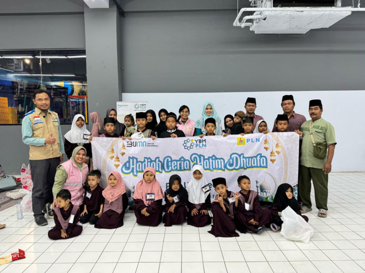 Srikandi PLN bersama YBM PLN menggelar acara “Hadiah Ceria Ramadan” di Ramayana Mall Kediri pada Kamis (28/2).