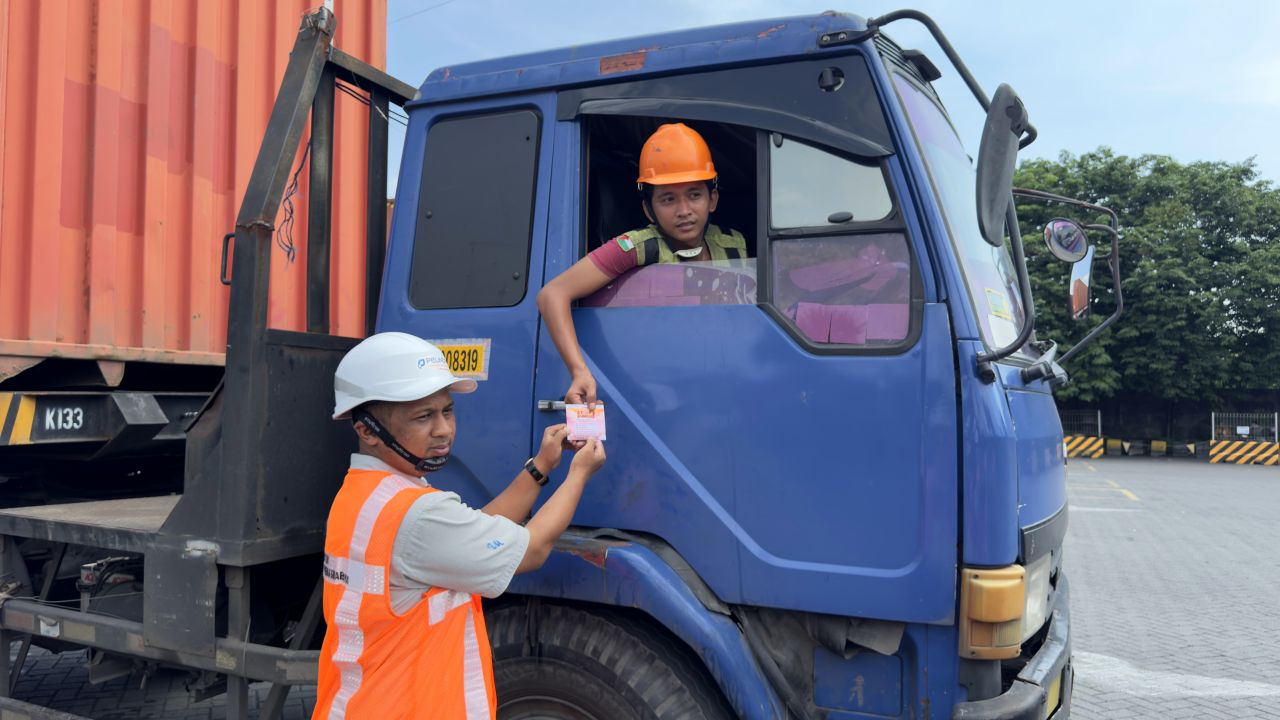 Humas TPS, Ardiansyah membagikan stiker sosialisasi anti-pungli, Selsa (25/3/2025). (Foto: TPS for jatimkini.com)