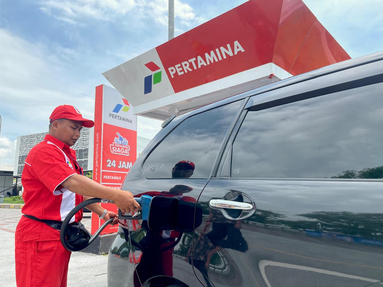 Petugas SPBU Pertama sedang mengisin bahan bakar kendaraan. Foto : Pertamina