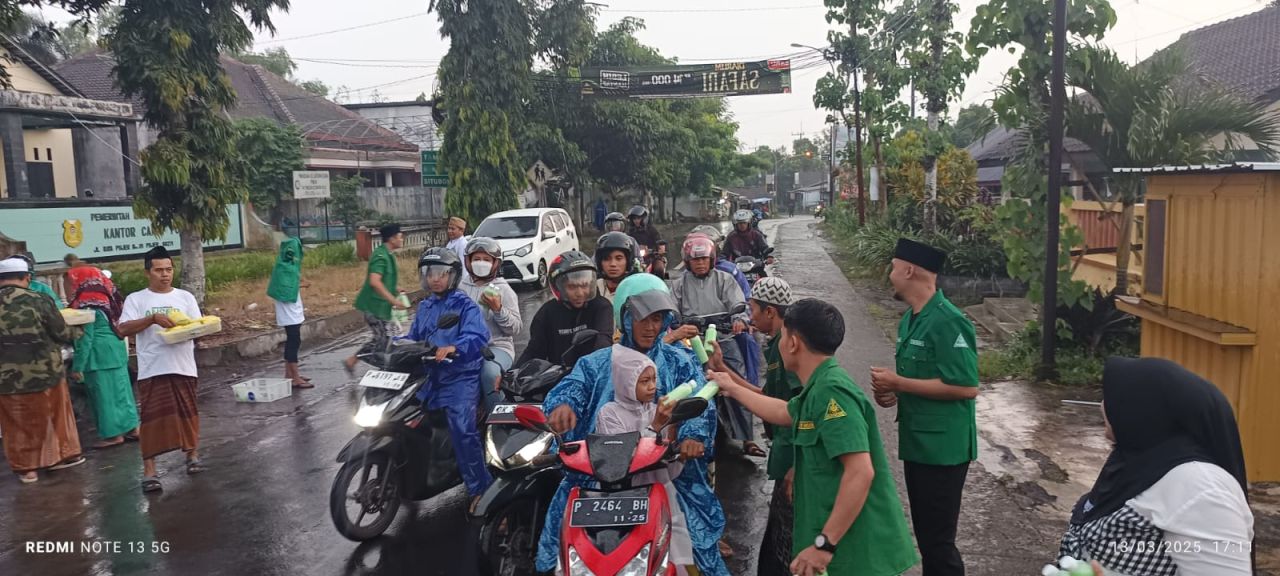 Badan Otonom Nahdlatul Ulama (Banom NU) Kecamatan Pujer yakni PAC GP Ansor dan Fatayat NU bersinergi menggelar kegiatan berbagi takjil gratis ( Foto : Jatimkini.com/ Abdur Rokib )