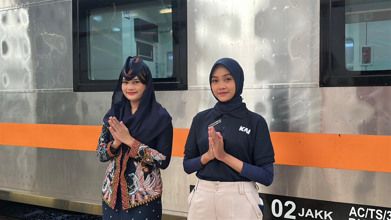 Pramugari KA Anjasmoro Fakultatif melayani penumpang di Stasiun Surabaya Pasarturi jelang keberangkatan. (Foto: KAI Daop 8 for jatimkini.com)