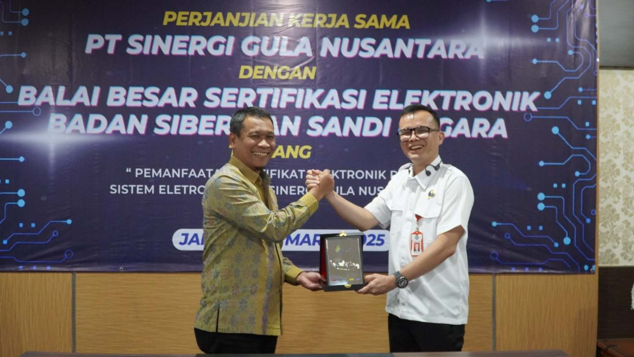 Direktur Utama SGN, Mahmudi (kiri) dan Kepala Balai Besar Sertifikasi Elektronik BSSN, Jonathan Gerhard Tarigan (kanan) dalam penandatangan kerja sama tranformasi  digital. Foto :  SGN