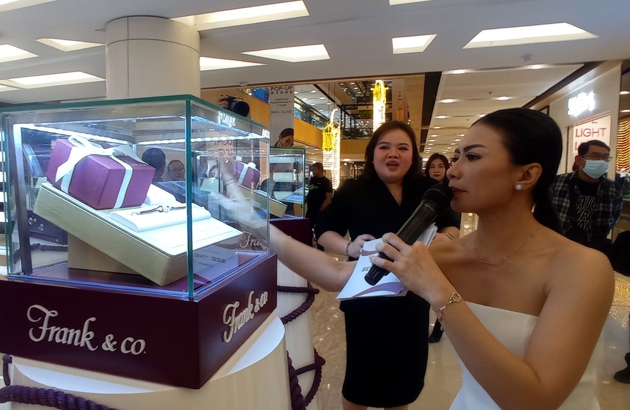 Frank & co memperkuat koleksi See the Light di Surabaya dengan layanan engraving untuk memberi pengalaman dan filosofi kasih sayang. (Foto: Rochman Arief/jatimkini.com)