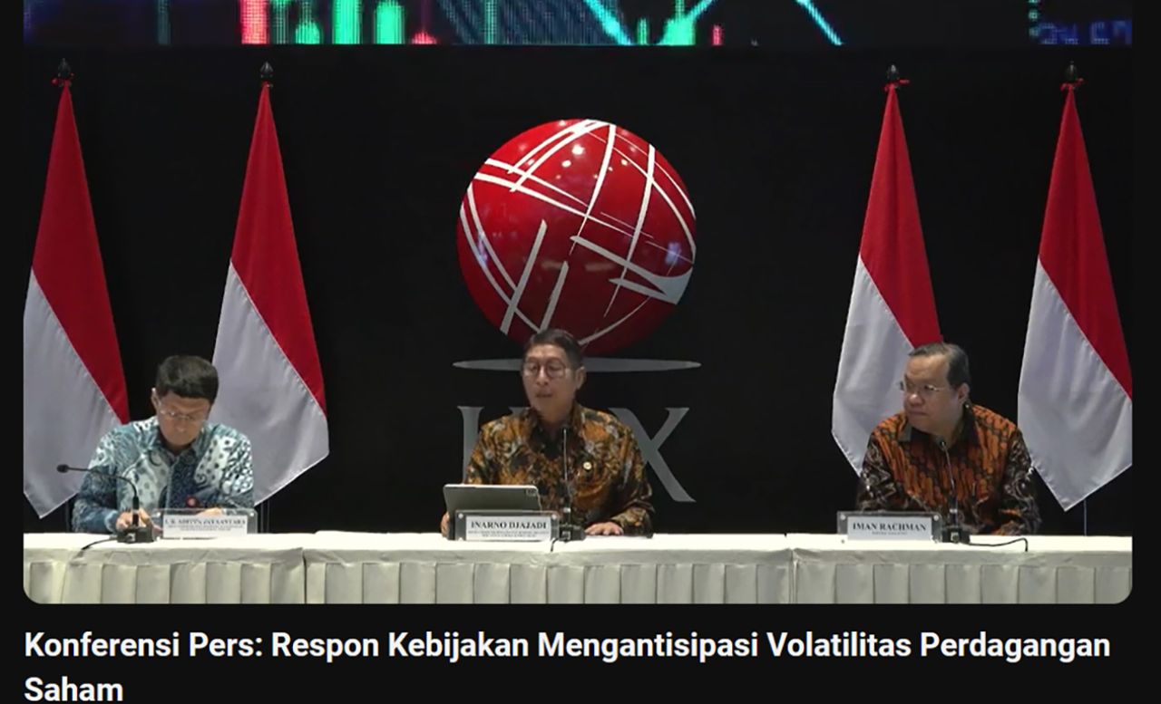 Kepala Eksekutif Pengawas Pasar Modal Keuangan Derivatif dan Bursa Karbon, Inarno Djayadi (tengah) di sela konferensi pers hybrid menyikapi penurunan IHSG sejak September2024. (foto: tangkapan layar)
