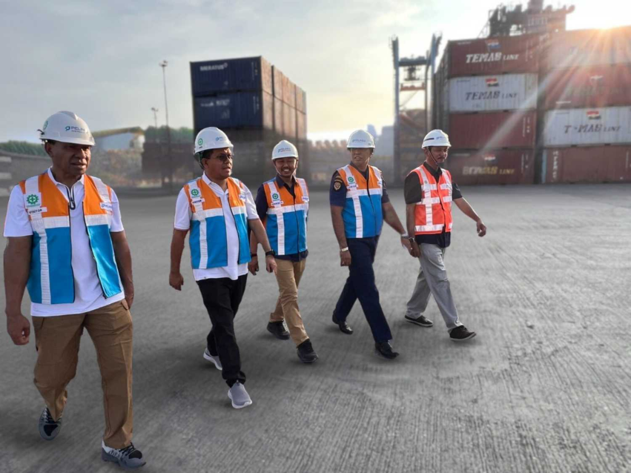 Gubernur NTT, Emanuel Melkiades Laka Lena saat mengunjungi Terminal Petikemas Kupang. Foto : SPTP