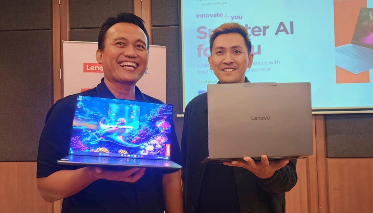 Retail Pre Sales Development Lenovo Indonesia, Catur Nugroho (kiri) saat mengenalkan laptop terbaru seri Aura Edition kepada media di Surabaya, Kamis (6/3/2025). Foto : Peni Widarti