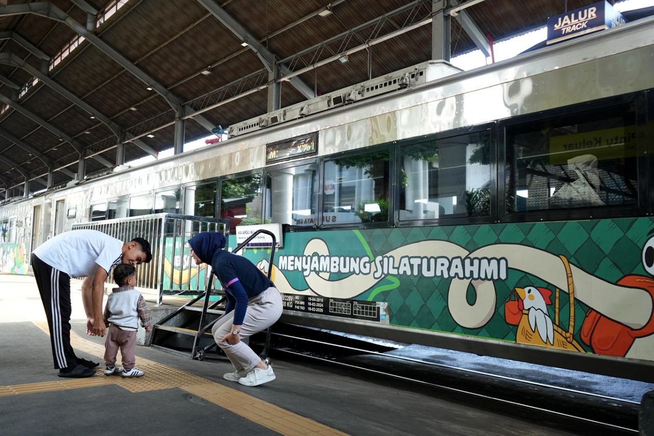 Pramugari KAI menyapa penumpang anak-anak di depan livery KA Argo Wilis untuk memberi experience di perjalanan. (Foto-foto: KAI Daop 8 Surabaya for jatimkini.com)
