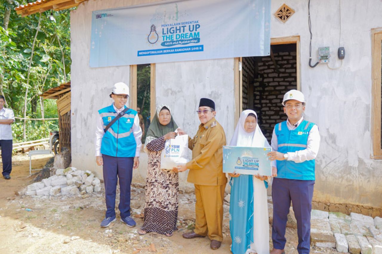 Penyalaan listrik LUTD di Dusun Jalak, RT 11 RW 04, Desa Daramista, Kecamatan Lenteng, Kabupaten Sumenep dihadiri oleh Wakil Bupati Sumenep, KH Imam Hasyim.
