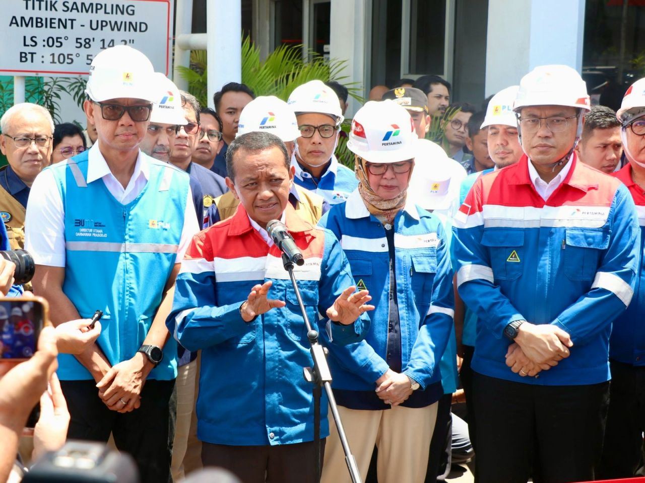Menteri ESDM, Bahlil Lahadalia (kedua dari kiri) didampingi Kepala BPH Migas, Erika Retnowati (kedua dari kanan), Direktur Utama PLN, Darmawan Prasodjo (kiri), dan Direktur Utama Pertamina, Simon Aloysius Mantiri (kanan).