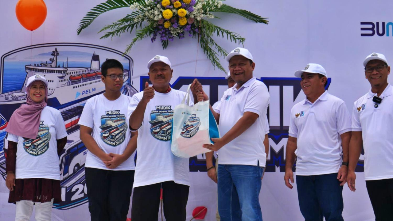 Region Head PTPN I Regional 4, Subagiyo memberikan souvenir bagi pemudik dalam program Mudik Bersama BUMN 2025. foto : ist